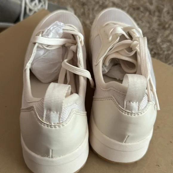 Banana republic new sneaker size 7 - Picture 3 of 6